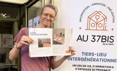 Photo d'un bénévole du 37Bis avec le magazine Anciela.