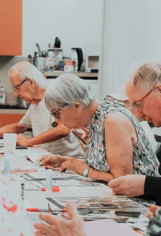 Photo d'un atelier collage au 37Bis.