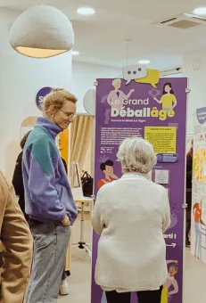 Photo d'un bénévole avec une personne âgée.