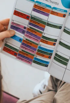 Photo d'une personne qui consulte le programme d'activité du 37Bis.