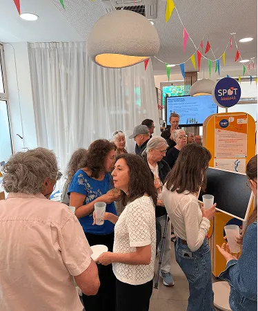 Photo de personnes échangeant lors d'une journée d'animation au 37Bis.