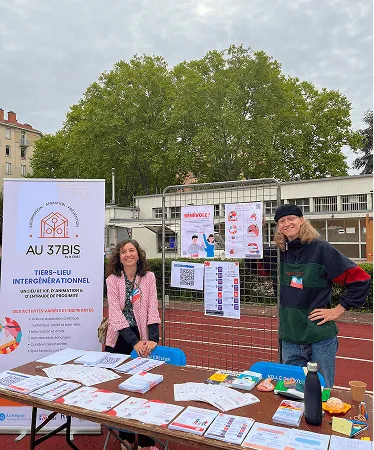 Photo d'un stand Au 37Bis lors d'un événement.