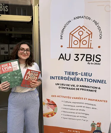 Photo d'une bénévole présentant le programme du 37Bis.
