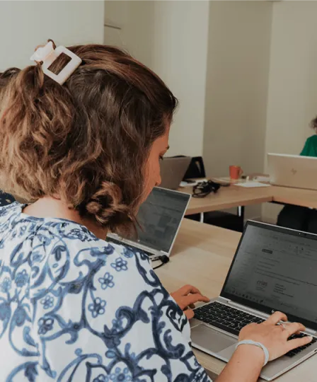 Photo d'une bénévole faisant du support administratif pour le 37Bis.